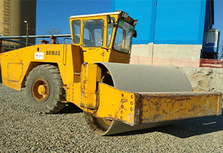 Pietriș compact folosind compactorul cilindrului în rafinăria Petromidia