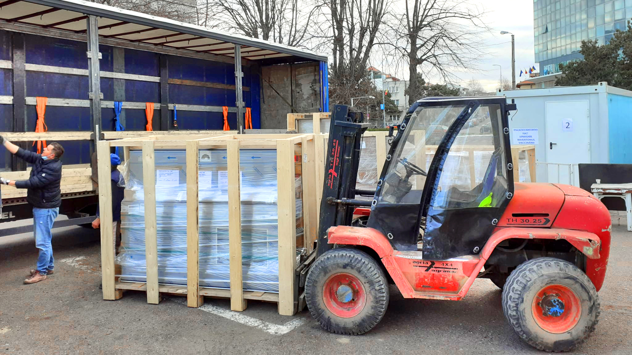 Ridicarea paleților utilizând stivuitorul 4x4