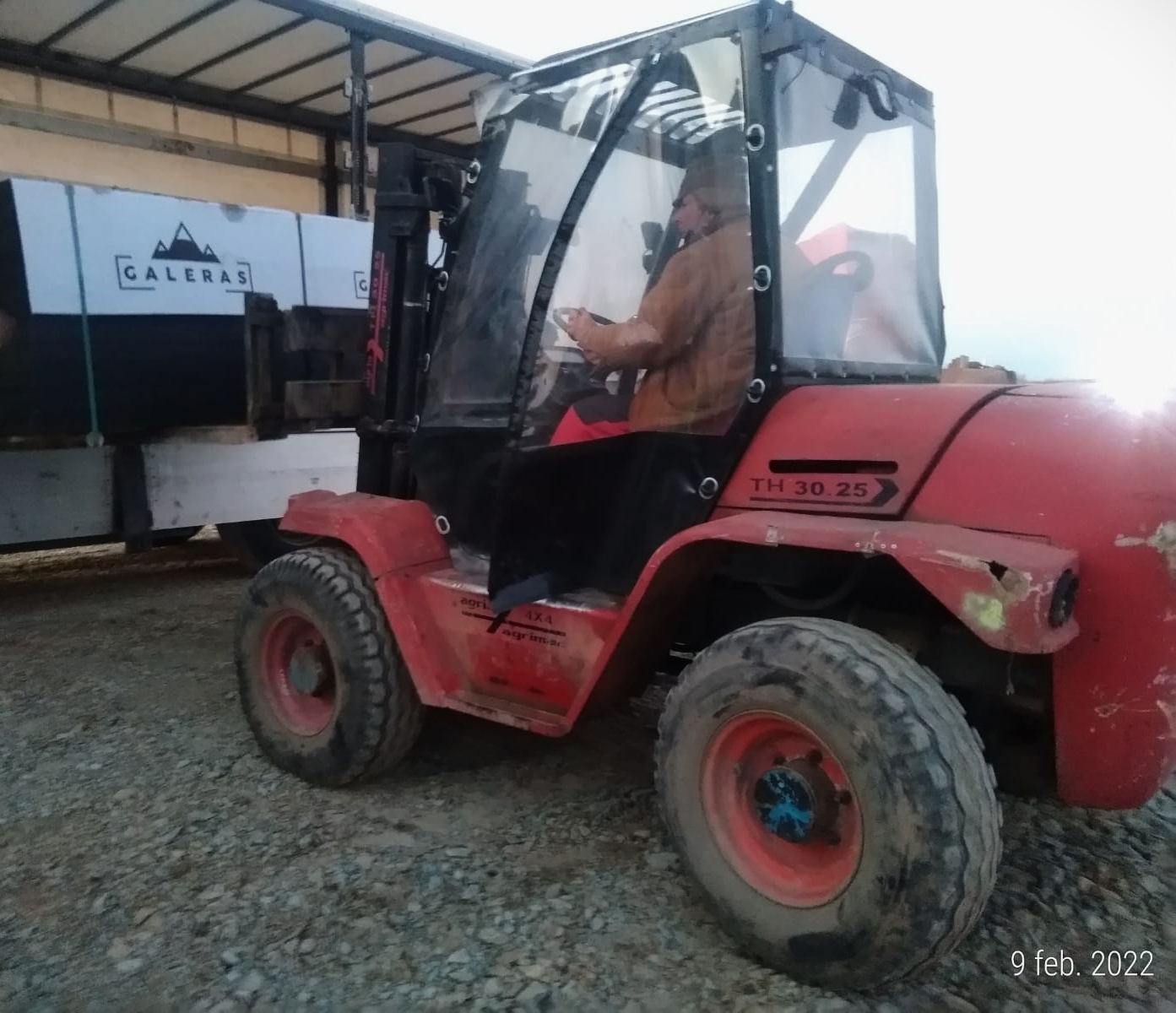 lifting pipes using rough terrain forklift