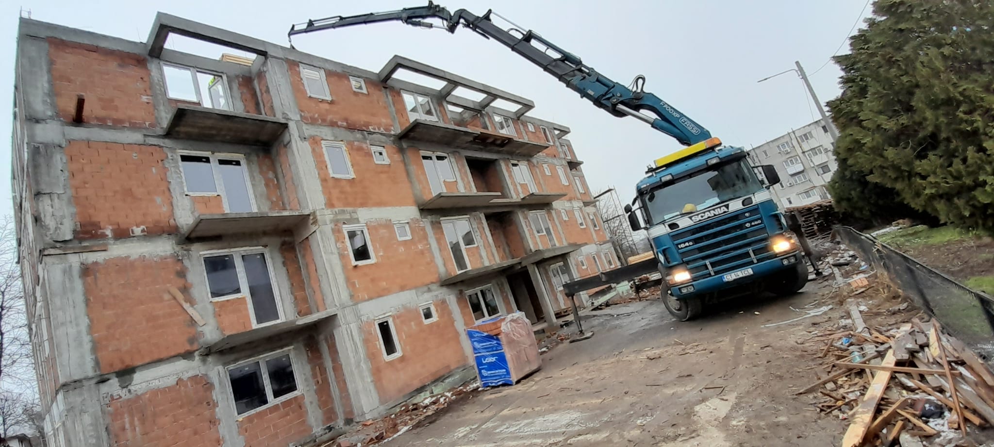 Lifting timber with a mobile crane at 15m height