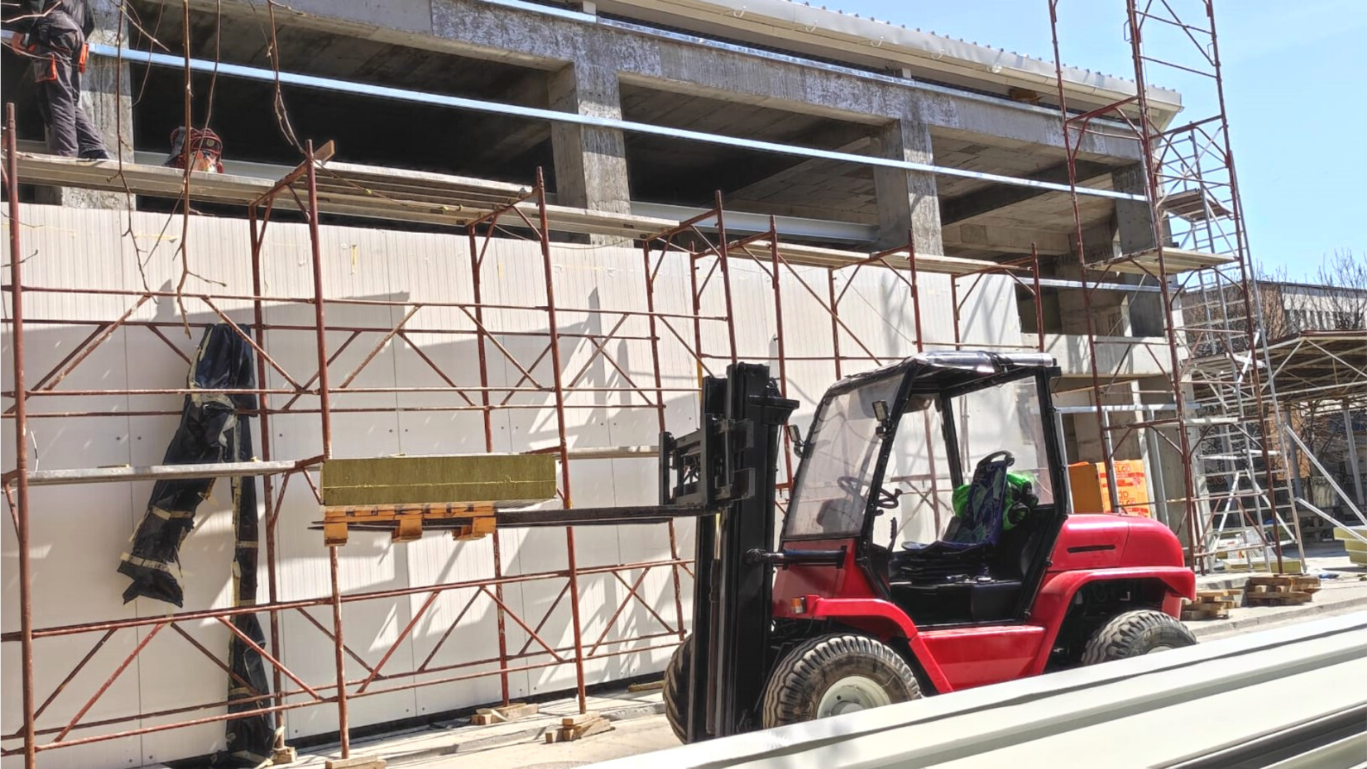 Ridicarea panourilor sandwich folosind un stivuitor