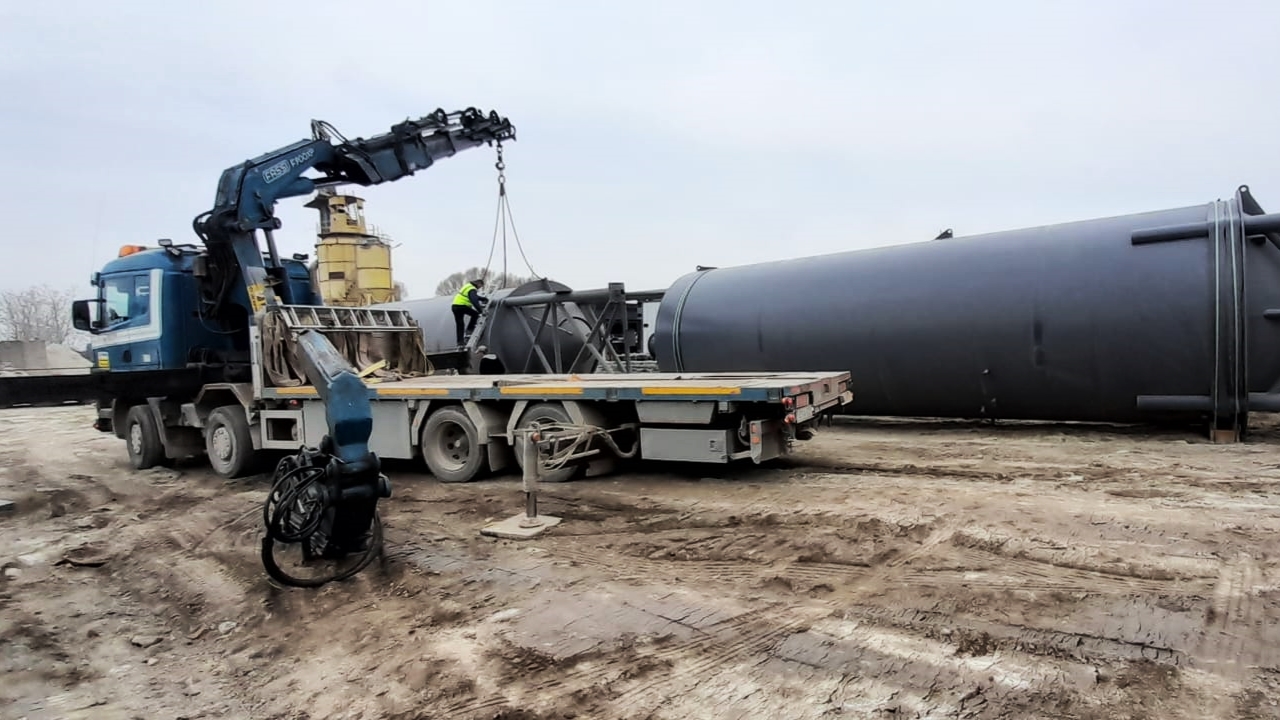 Bringing down steel towers using mobile crane