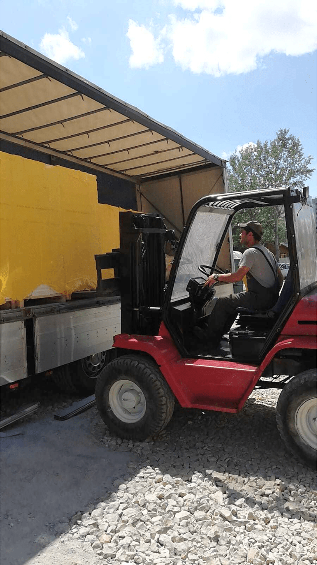 BCA pallets unloading using an all-terrain forklift