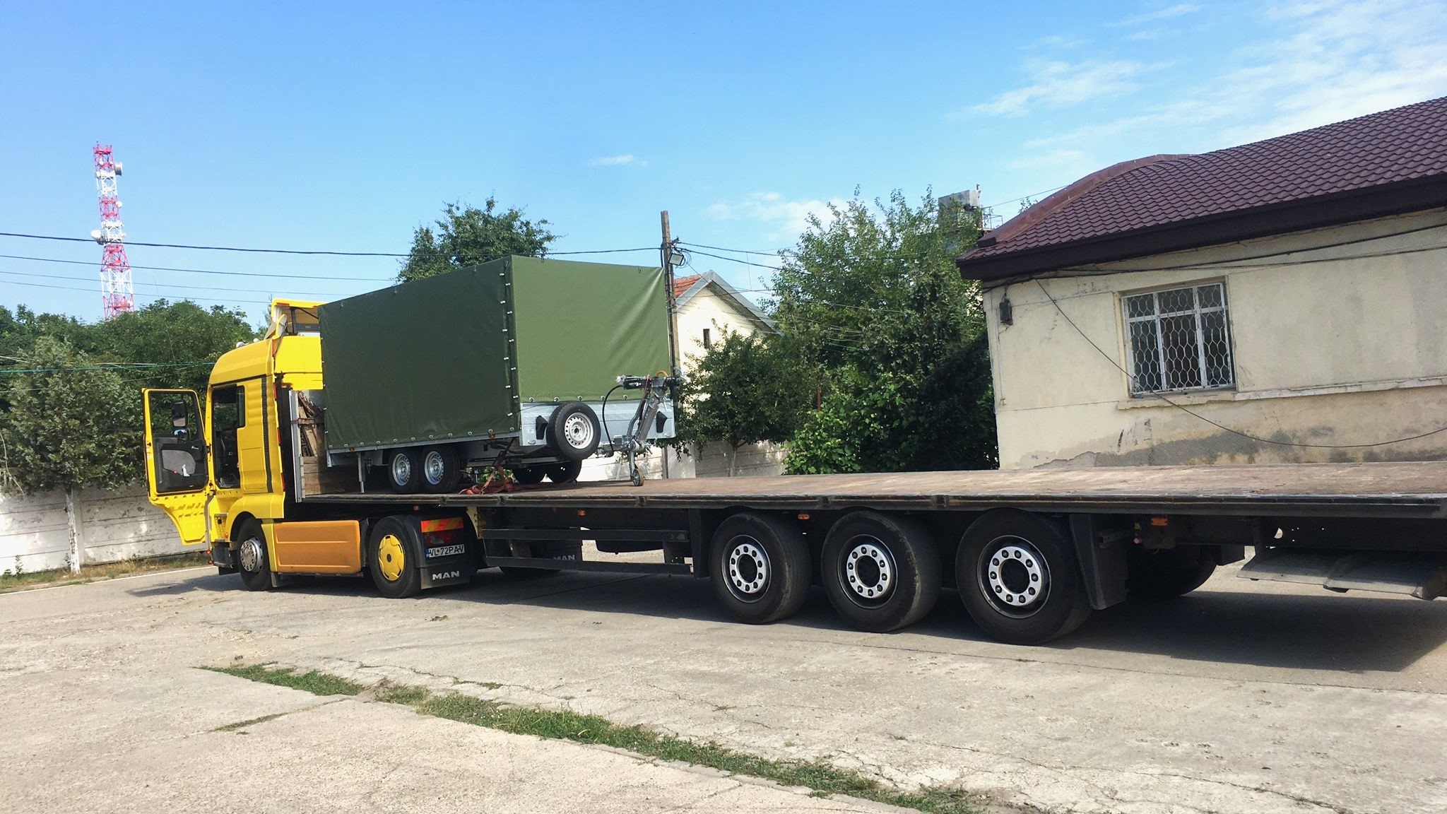 Proiect de descărcare remorci cu ajutorul unui camion macara și a unui stivuitor