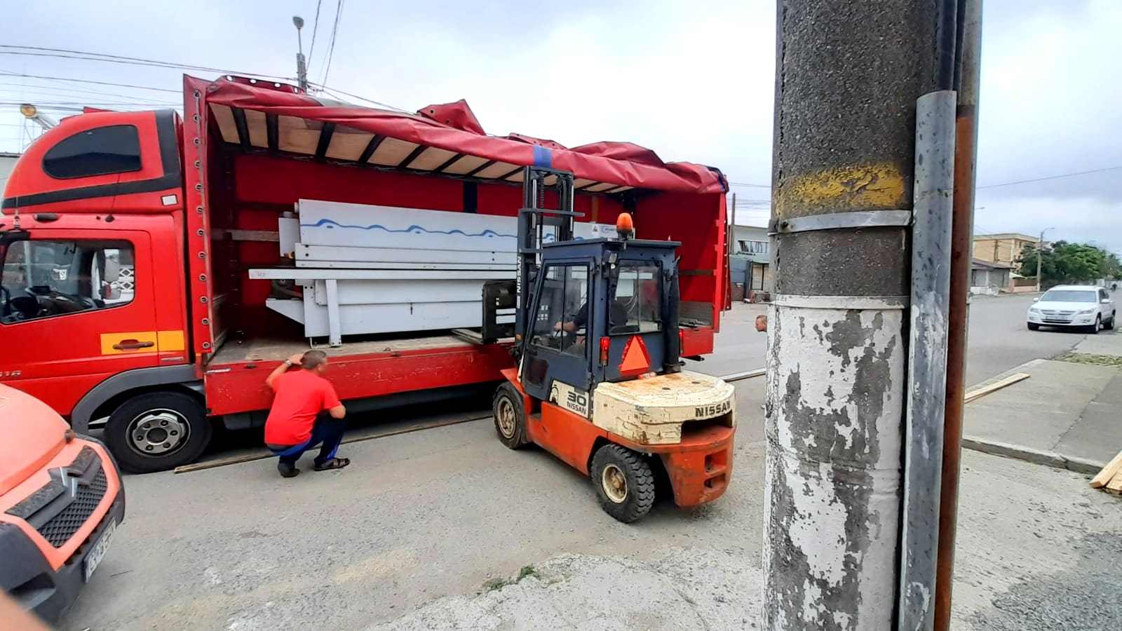 Operațiune de încărcare echipament industrial folosind un stivuitor