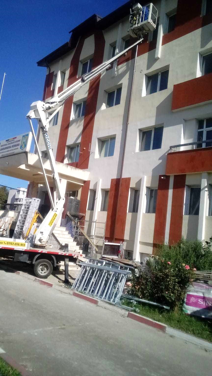 Închiriere platformă aerienă pentru montare banner și lucrări de întreținere a hotelului