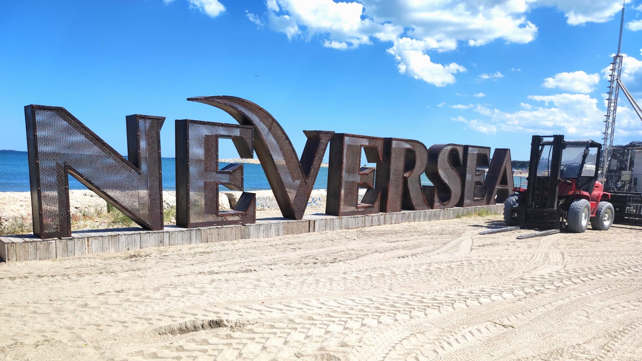 Descărcarea și relocarea structurilor metalice cu un stivuitor 4x4