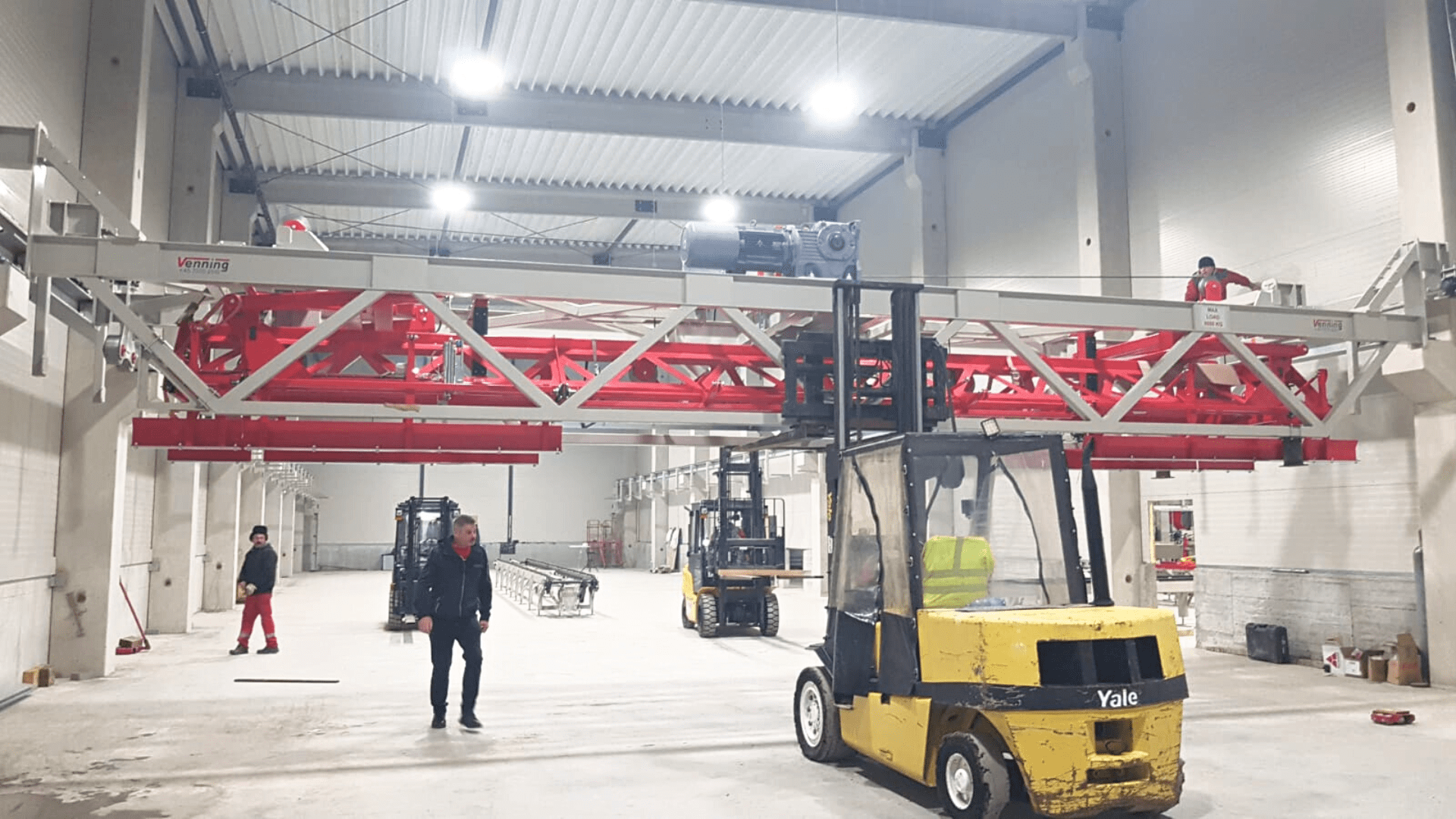 Instalarea podului rulant montat pe șine cu ajutorul unui stivuitor