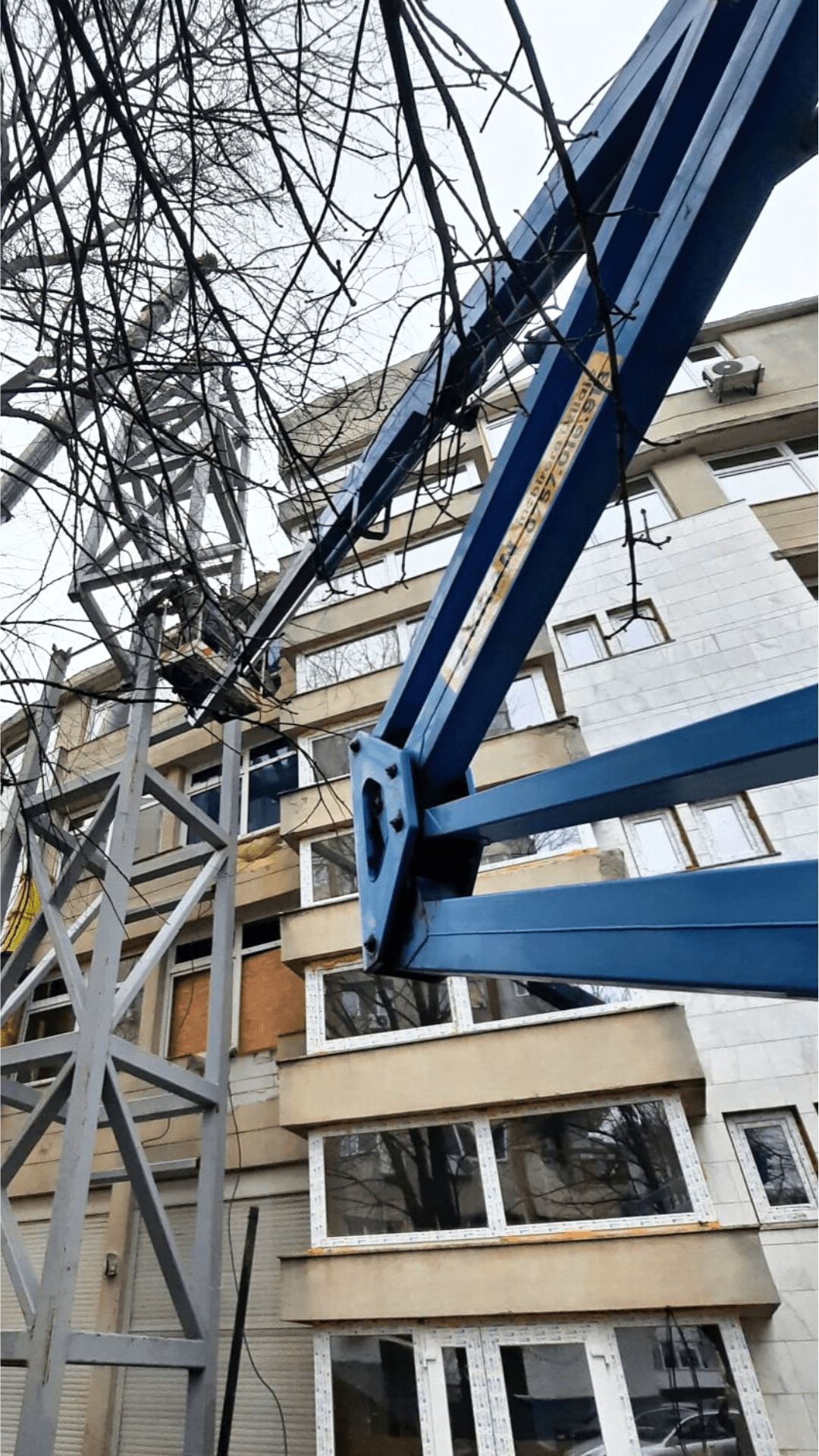 Installation of Metallic Profiles using an All-Terrain Crane and a Truck-Mounted Boom Lift