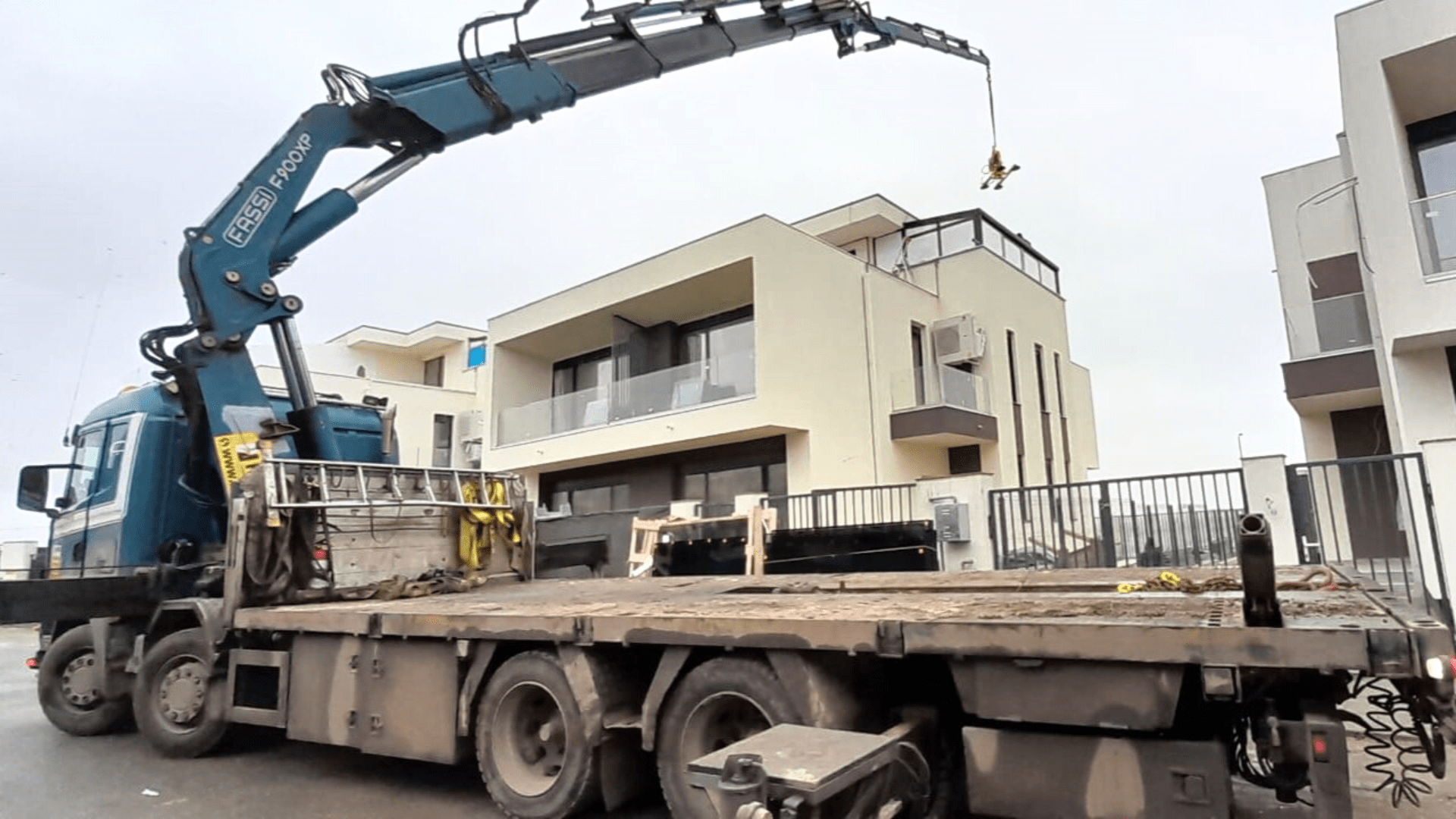 Lifting Glass Panels on the Rooftop using a Truck Crane