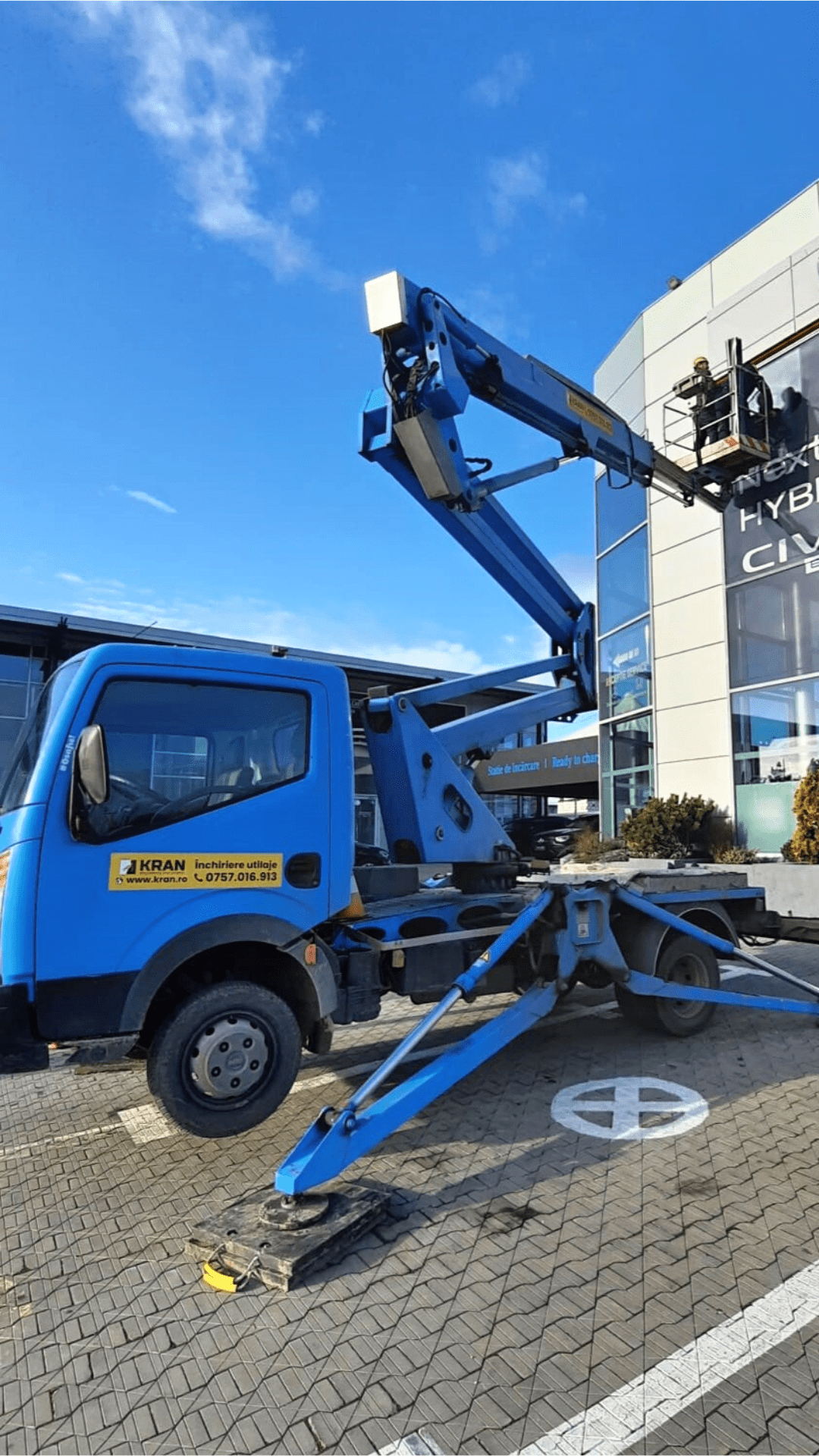 Înlocuirea afișajului publicitar la un dealer auto utilizând o nacelă PRB