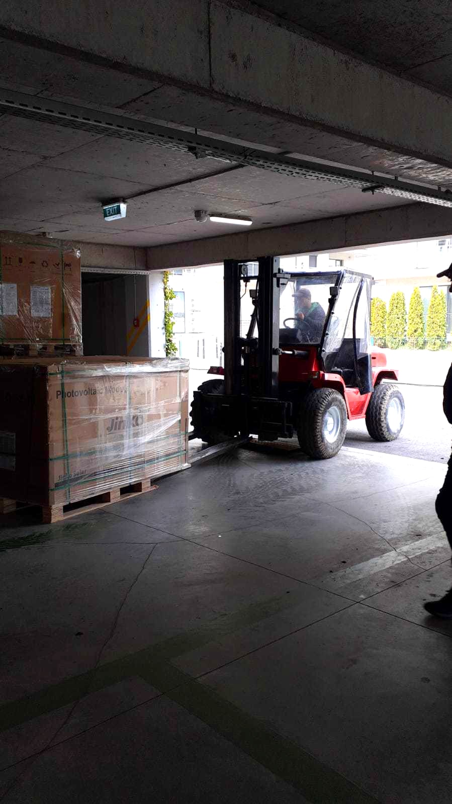 Ridicarea și relocarea paleților cu ajutorul unui stivuitor 4x4