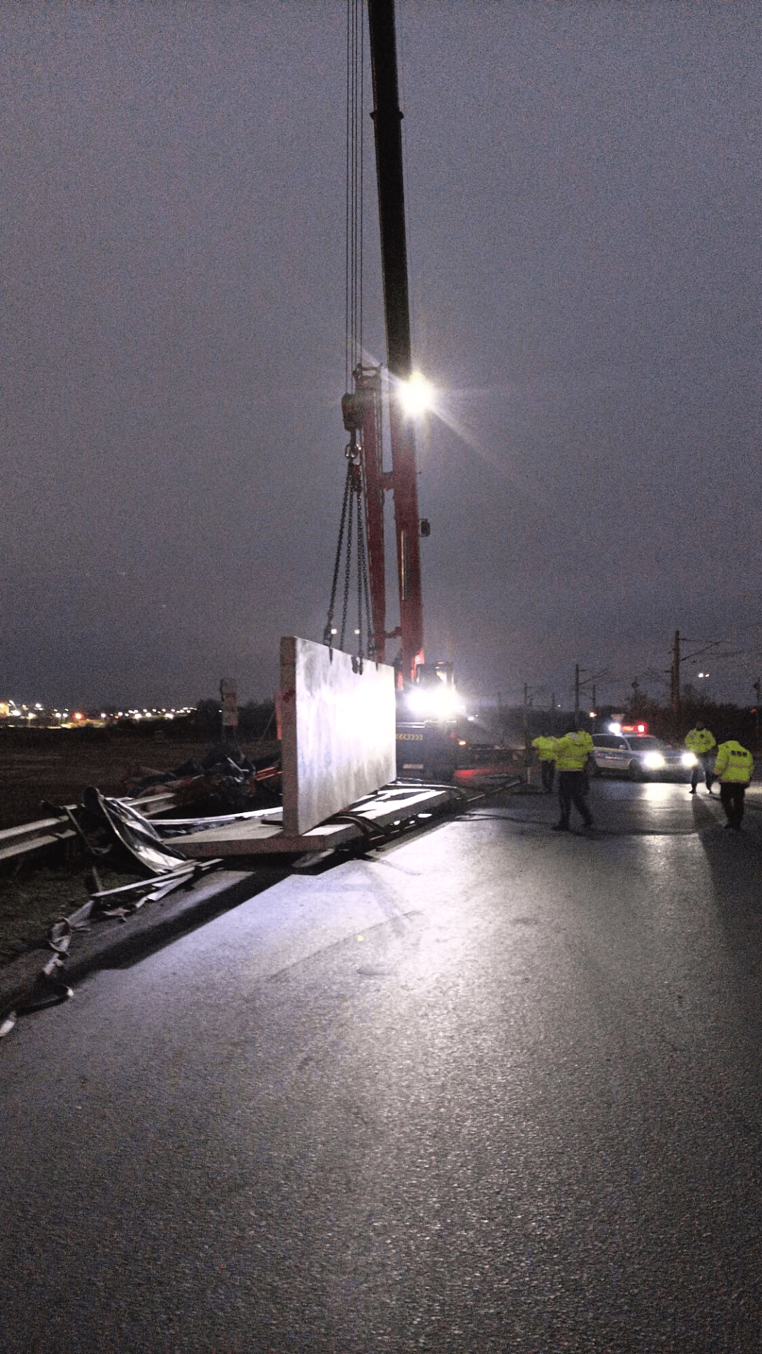 Ridicarea plăcilor de beton folosind o automacara