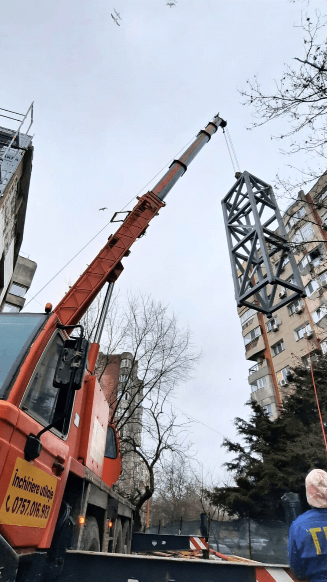 Instalarea profilelor metalice pentru un ascensor folosind o automacara și o nacelă PRB