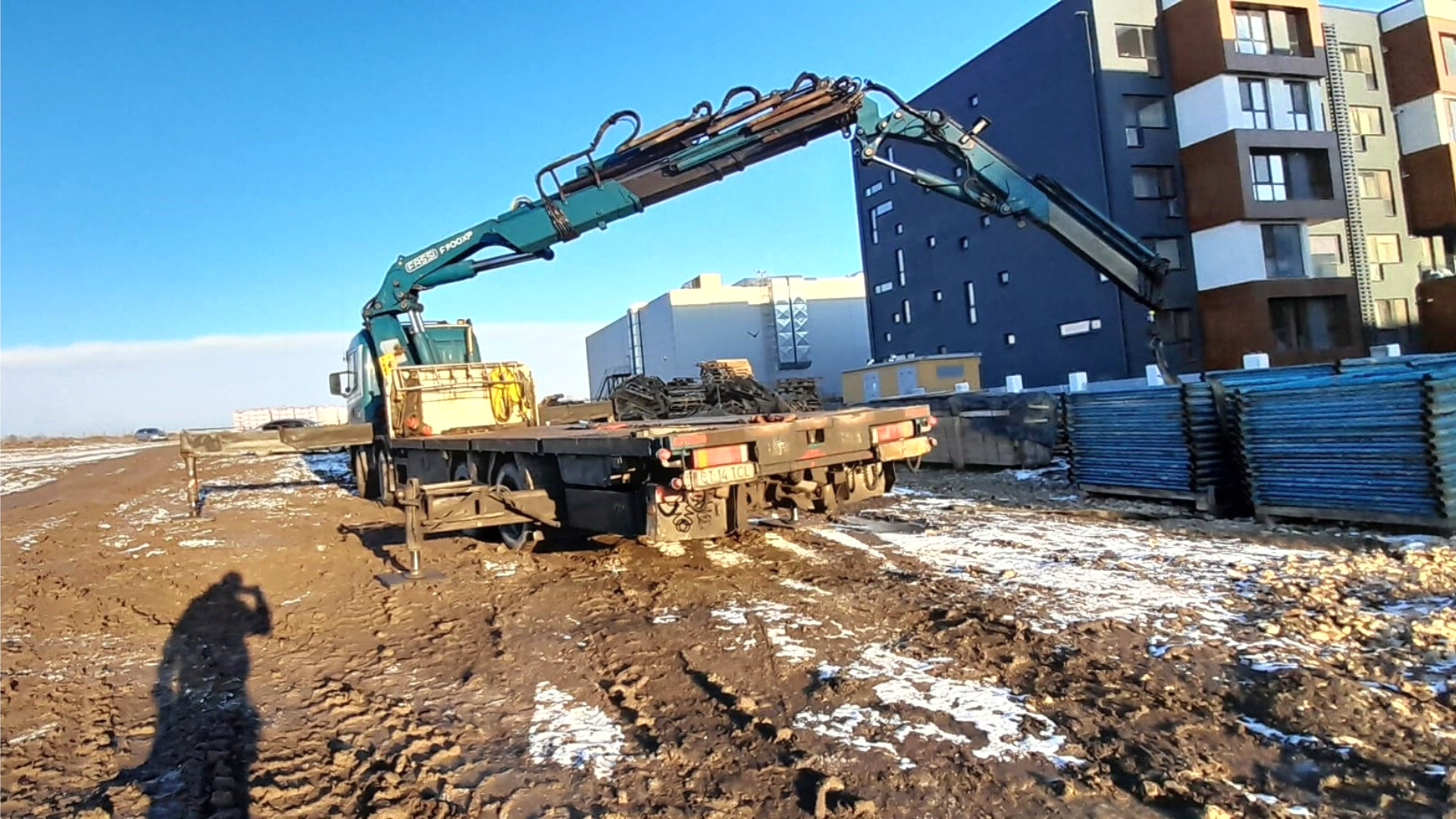 Transportul materialelor de construcții cu ajutorul unui camion macara