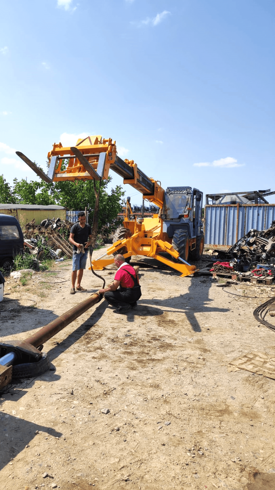 Utilizarea unui încărcător telescopic pentru manipularea tuburilor grele din oțel