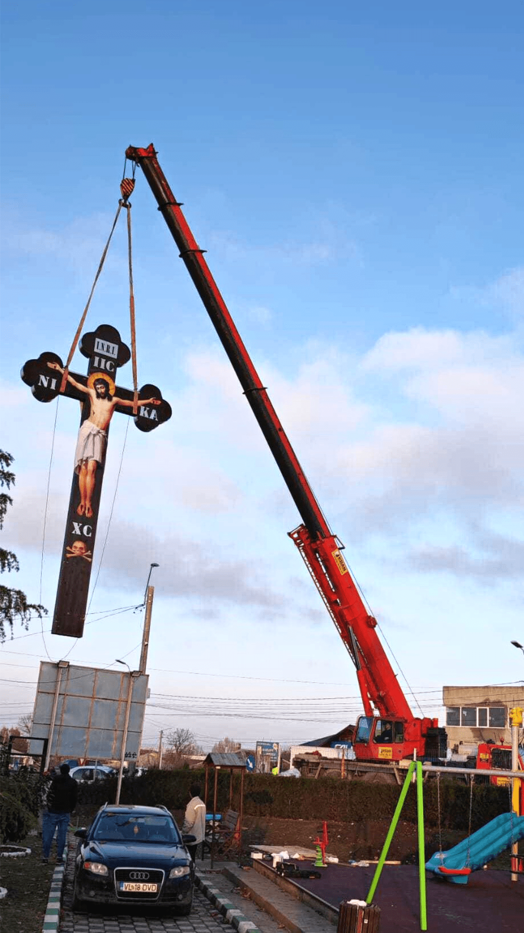 Ridicarea unei cruci uriașe: Macaraua pentru Toate Tipurile de Teren