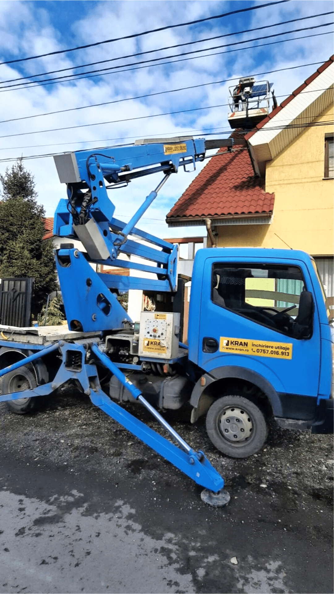 Ridicarea lucrătorilor la înălțimi folosind platformă cu brat telescopic de închiriat