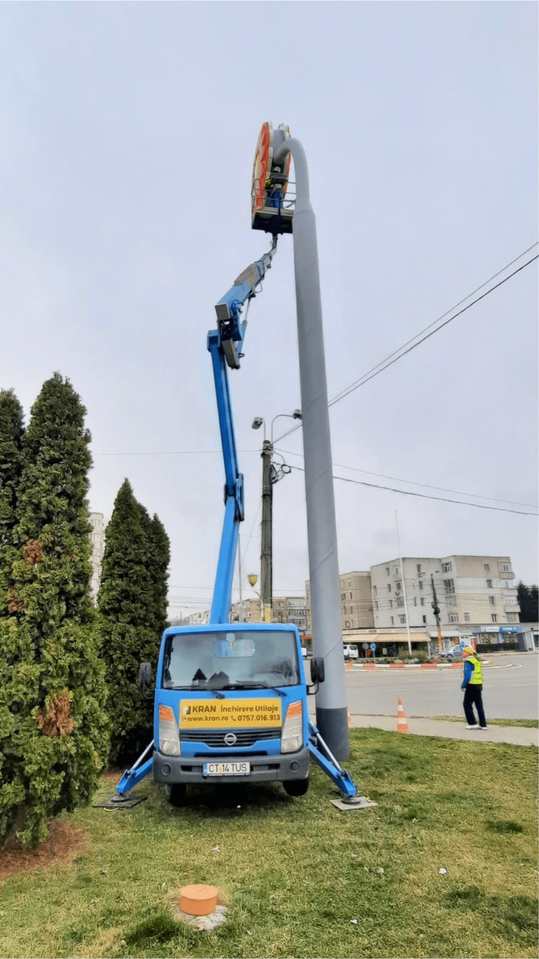 Închirierea unei nacele pentru a repara un stâlp.