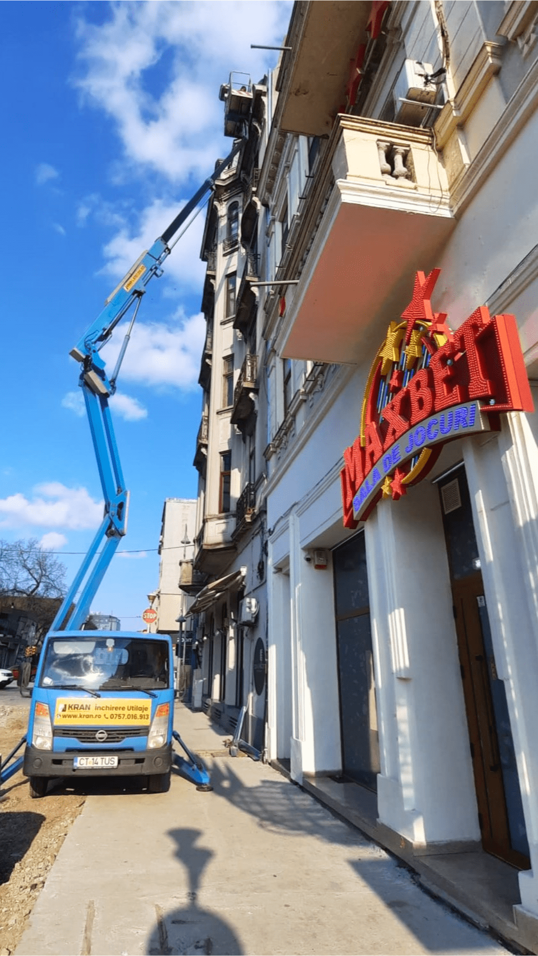 închirierea nacele pentru a repara jgheaburile.